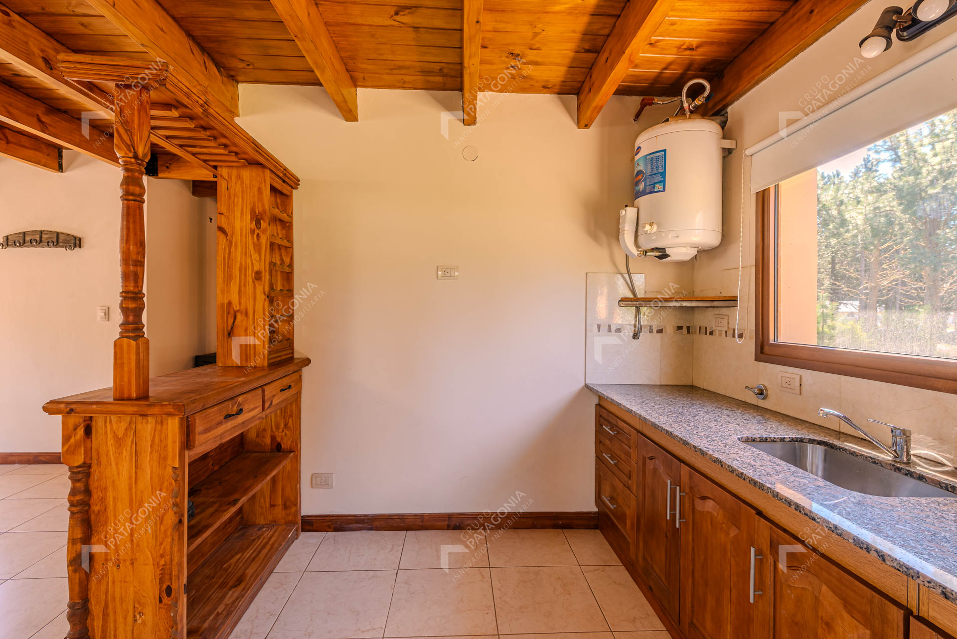 Amplia Casa (apta Crédito Hipotecario) De 3 Dormitorios + 2 Baños En Venta En San Martín De Los Andes, Barrio El Portal