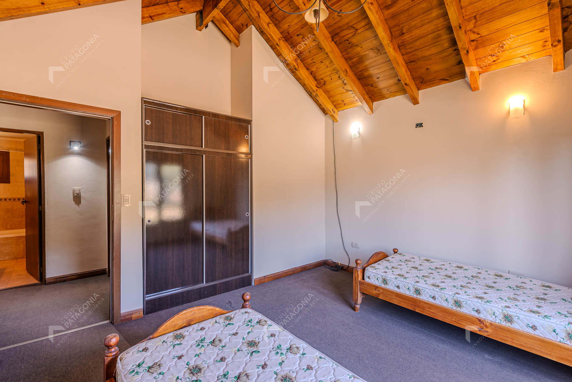 Amplia Casa (apta Crédito Hipotecario) De 3 Dormitorios + 2 Baños En Venta En San Martín De Los Andes, Barrio El Portal