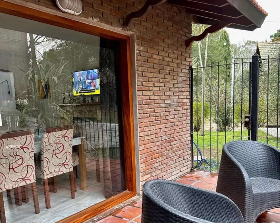 Hermosa Casa De 4 Ambientes, 3 Dormitorios Y 2 Cocheras En Venta En Villa Gesell, Costa Atlántica, Buenos Aires, Argentina