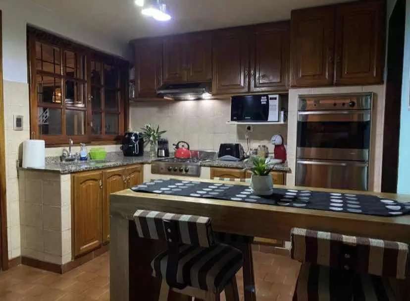 Hermosa Casa De 4 Ambientes, 3 Dormitorios Y 2 Cocheras En Venta En Villa Gesell, Costa Atlántica, Buenos Aires, Argentina