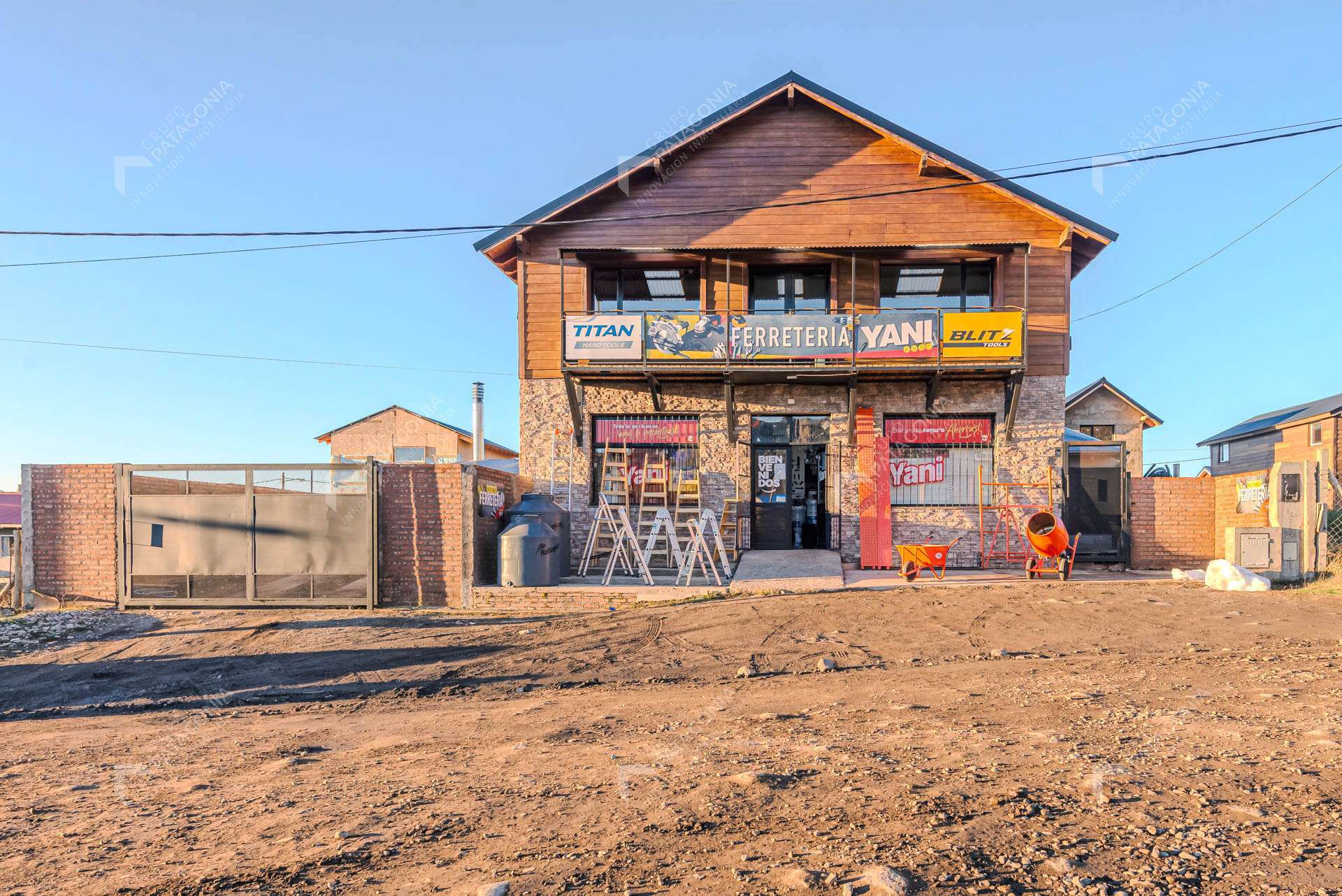 Vivienda Con Cochera + Local Comercial + Depósito + Departamento (a Terminar) En Venta En Barrio Coirones, San Martín De Los Andes, Patagonia Argentina