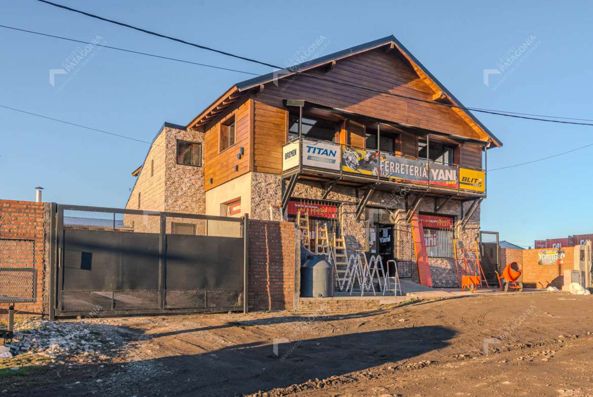 Vivienda Con Cochera + Local Comercial + Depósito + Departamento (a Terminar) En Venta En Barrio Coirones, San Martín De Los Andes, Patagonia Argentina