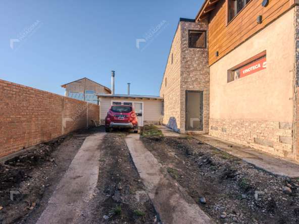 Vivienda Con Cochera + Local Comercial + Depósito + Departamento (a Terminar) En Venta En Barrio Coirones, San Martín De Los Andes, Patagonia Argentina
