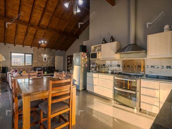 Vivienda Con Cochera + Local Comercial + Depósito + Departamento (a Terminar) En Venta En Barrio Coirones, San Martín De Los Andes, Patagonia Argentina