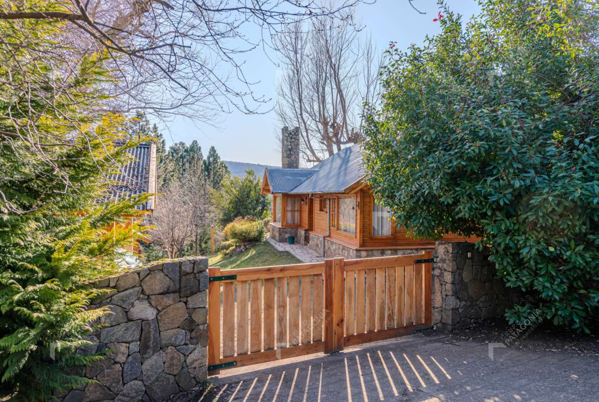 Hermosa Casa De 4 Ambientes + Quincho Y Cochera En Venta En Barrio Altos Del Chapelco, San Martín De Los Andes, Neuquén, Patagonia Argentina