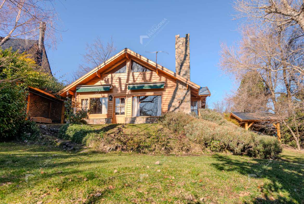 Hermosa Casa De 4 Ambientes + Quincho Y Cochera En Venta En Barrio Altos Del Chapelco, San Martín De Los Andes, Neuquén, Patagonia Argentina