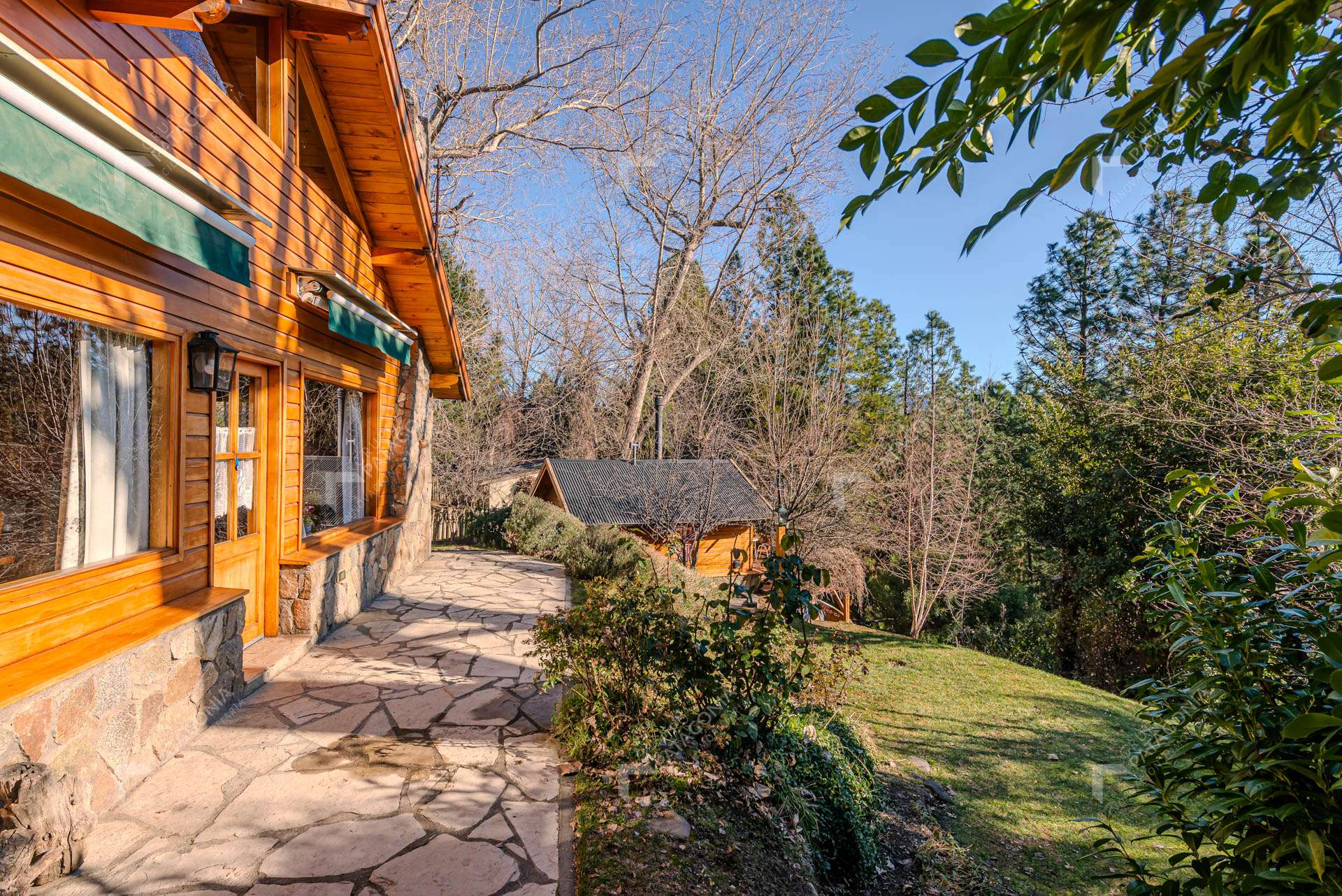 Hermosa Casa De 4 Ambientes + Quincho Y Cochera En Venta En Barrio Altos Del Chapelco, San Martín De Los Andes, Neuquén, Patagonia Argentina