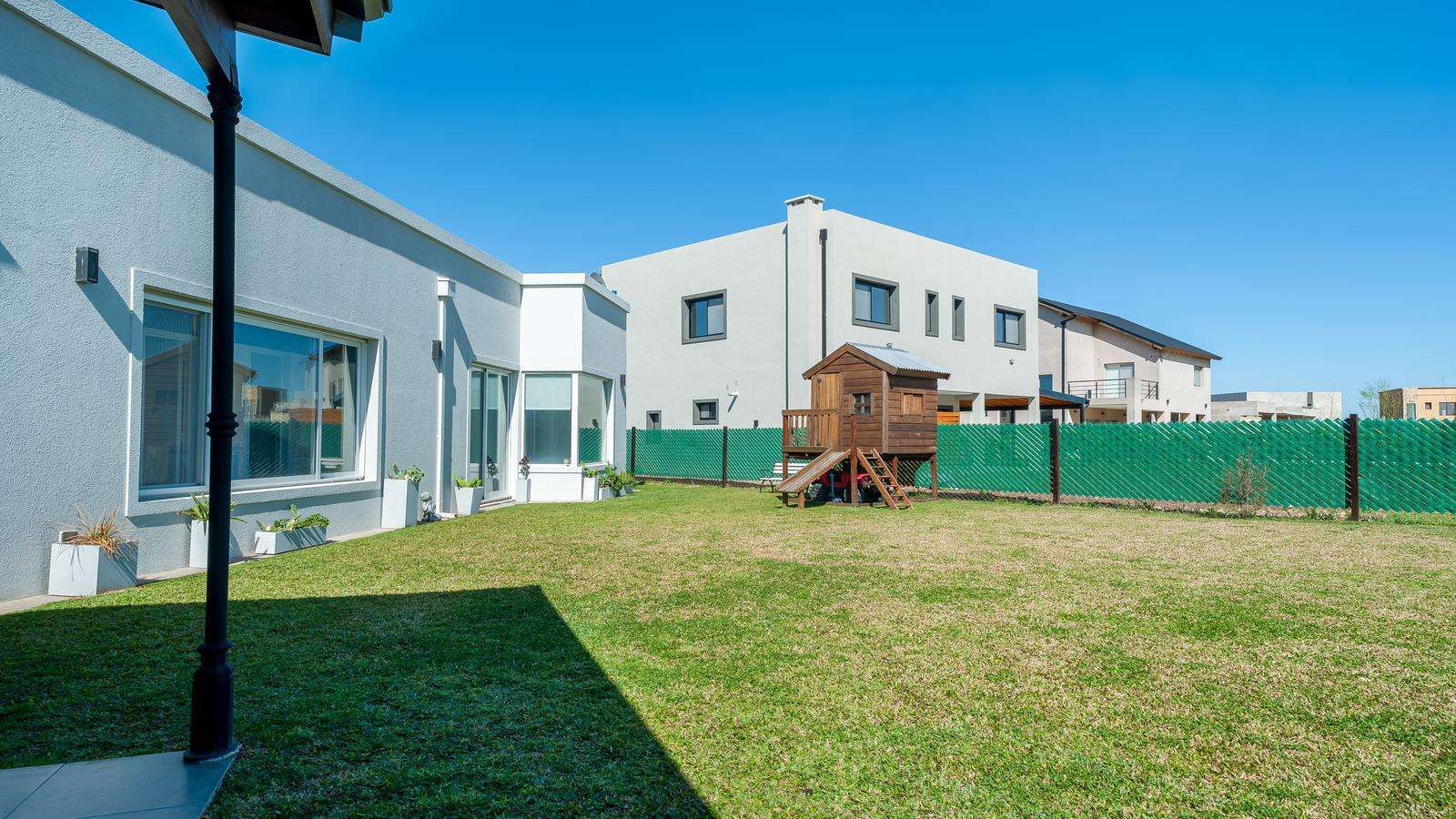 Casa De Diseño En Alquiler Ubicada En Barrio San Sebastián, Pilar Escobar, Provincia De Buenos Aires