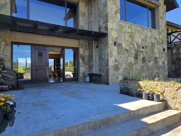 Hostería En Venta En Lago Lolog, San Martín De Los Andes, Neuquén, Patagonia Argentina