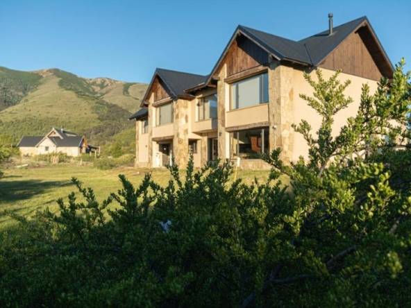 Hostería En Venta En Lago Lolog, San Martín De Los Andes, Neuquén, Patagonia Argentina