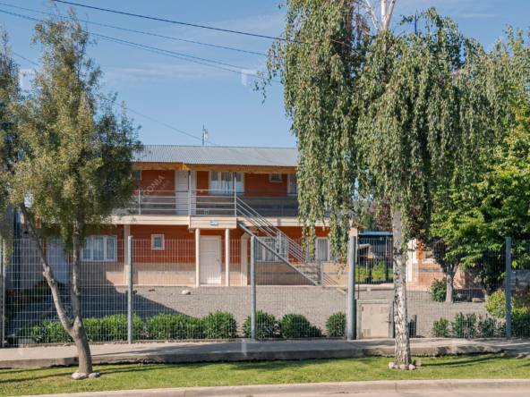 Complejo De 3 Monoambientes Y 1 Departamento/quincho En Venta En Junín De Los Andes, Patagonia Argentina