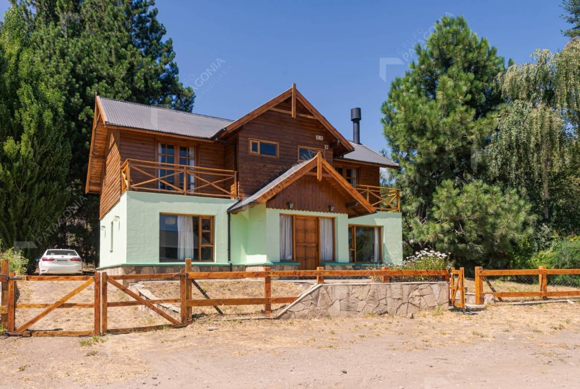 Casa En San Martín De Los Andes, Barrio Amancay, 4 Dormitorios + 4 Baños