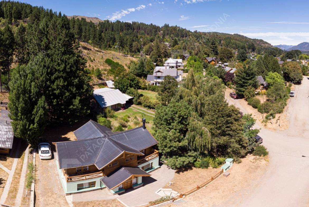 Casa En San Martín De Los Andes, Barrio Amancay, 4 Dormitorios + 4 Baños