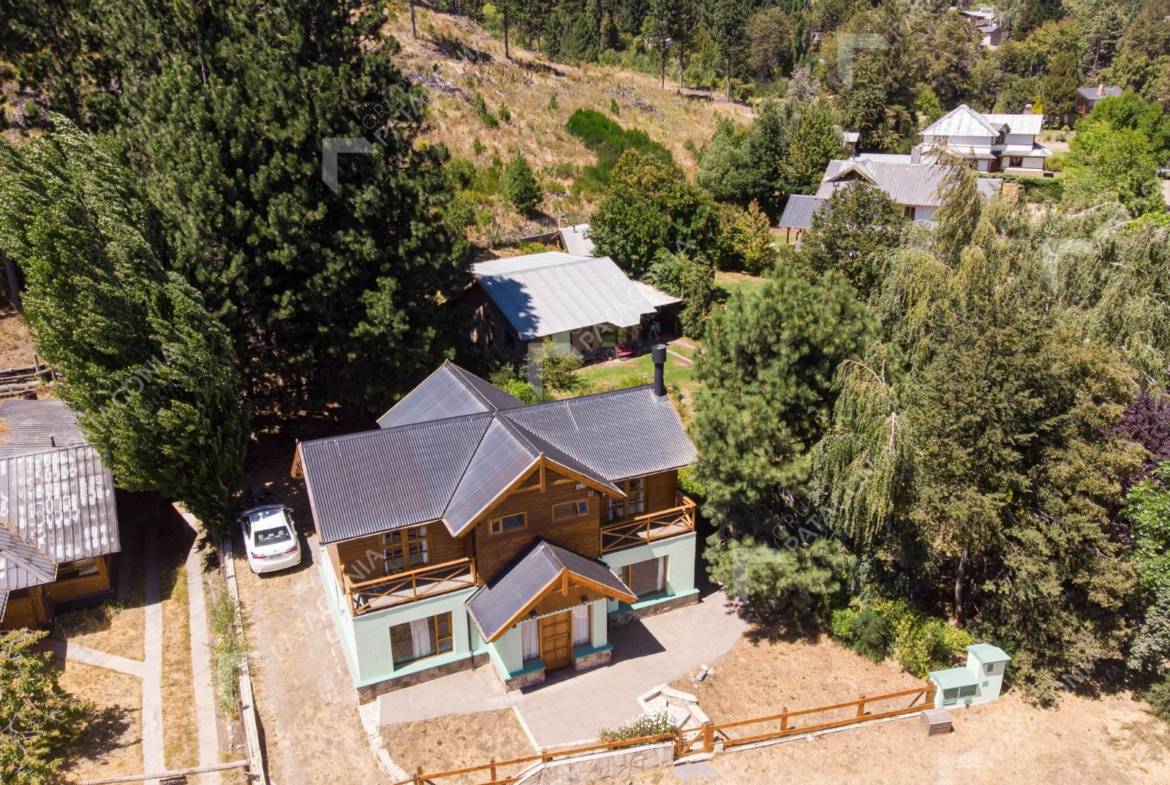 Casa En San Martín De Los Andes, Barrio Amancay, 4 Dormitorios + 4 Baños