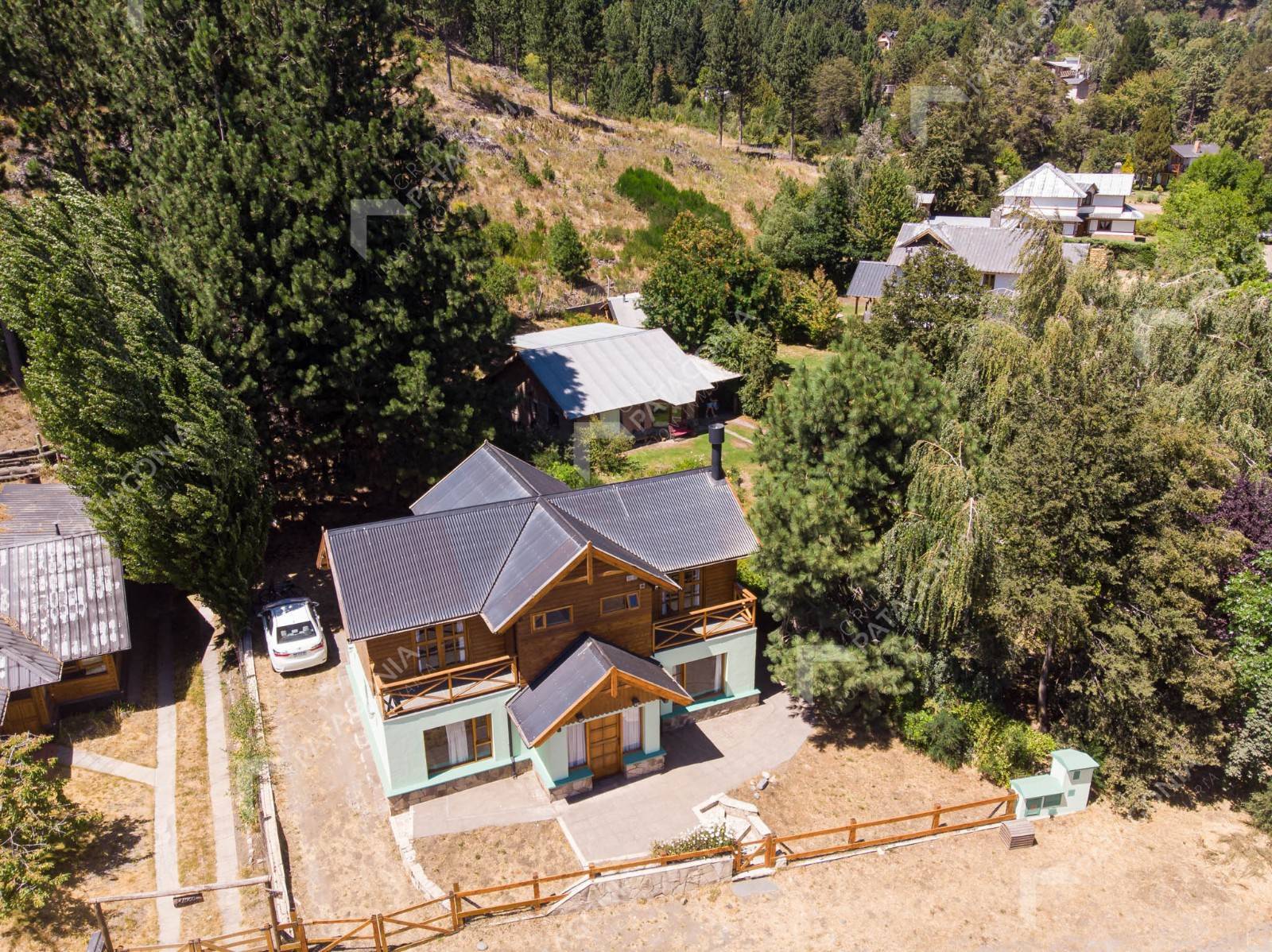 Casa En San Martín De Los Andes, Barrio Amancay, 4 Dormitorios + 4 Baños