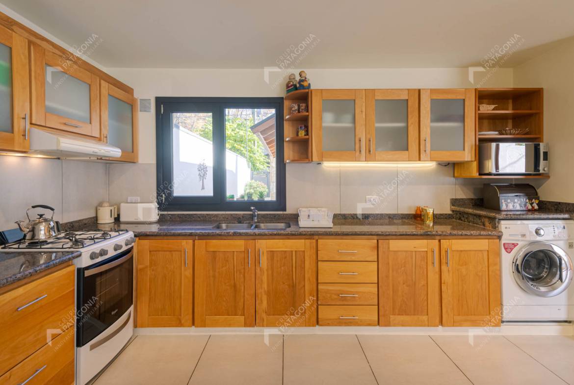 Casa En Venta En San Martín De Los Andes A 300 Metros De La Costanera Del Lago Lacar