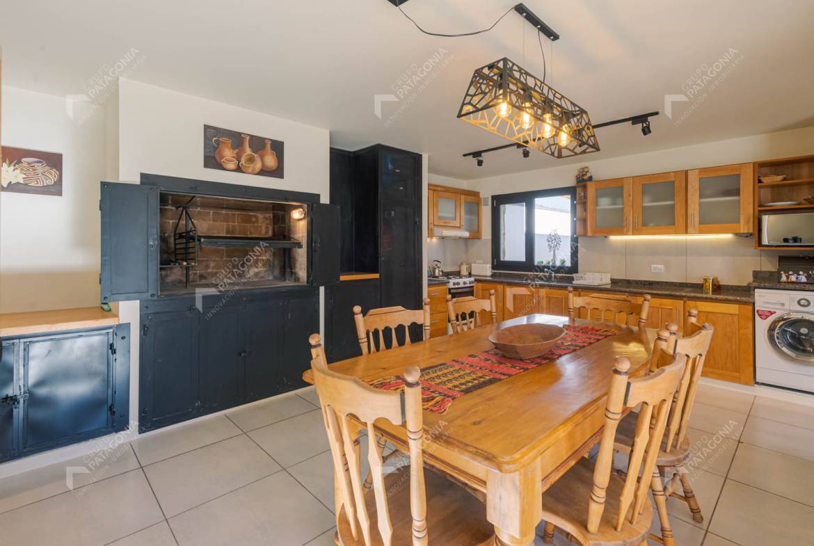 Casa En Venta En San Martín De Los Andes A 300 Metros De La Costanera Del Lago Lacar