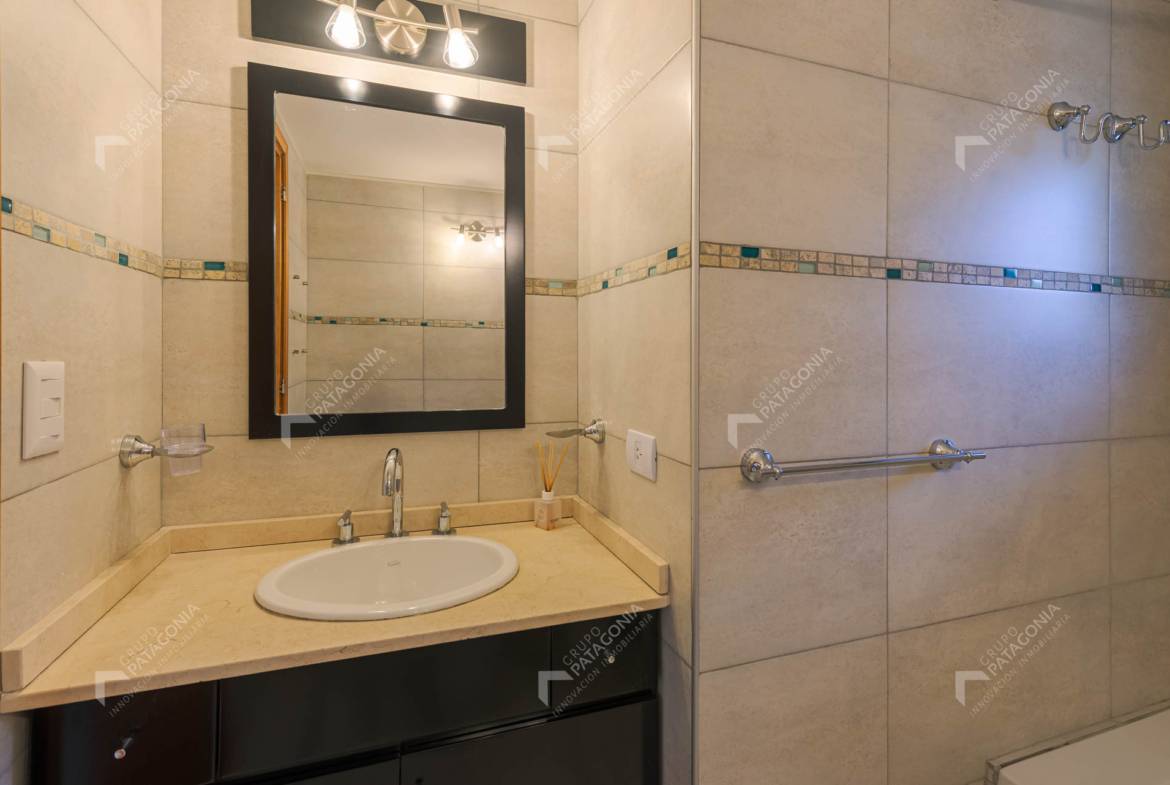 Casa En Venta En San Martín De Los Andes A 300 Metros De La Costanera Del Lago Lacar